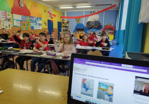 Uczniowie oglądają jeden z filmów dostępnych na platformie