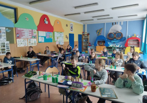Uczniowie oglądają jeden z filmów dostępnych na platformie