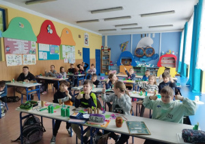 Uczniowie oglądają jeden z filmów dostępnych na platformie