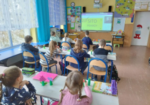 Uczniowie oglądają jeden z filmów dostępnych na platformie