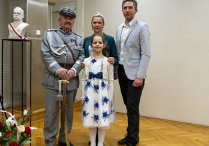 Wiktoria pozuje do zdjęcia z żołnierzem.