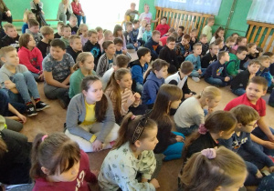 Uczniowie słuchają w skupieniu.