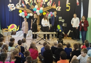Pani dyrektor dziękuje za pokaz nauczycielom i uczniom Szkoły Muzycznej w Zgierzu.