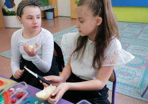 Przygotowywanie pysznych kanapek.
