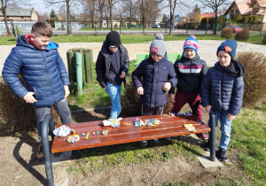 Uczniowie klasy III B liczą znalezione słodycze.