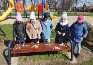 Uczniowie klasy III B liczą znalezione słodycze.
