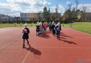 Dzieci uczestniczą w wielkanocnych wyścigach.