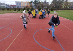 Dzieci uczestniczą w wielkanocnych wyścigach.