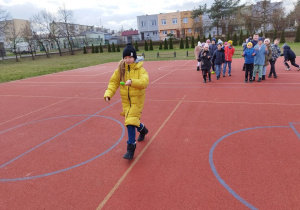 Dzieci uczestniczą w wielkanocnych wyścigach.