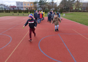 Dzieci uczestniczą w wielkanocnych wyścigach.