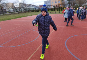 Dzieci uczestniczą w wielkanocnych wyścigach.