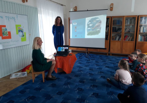 Pani Ada Grabarczyk -Rynduch prezentuje swoją książkę
