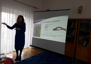 Pani Ada Grabarczyk -Rynduch prezentuje swoją książkę (2)