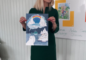 Pani Ilona Kotaszewska prezentuje ilustracje z książki.