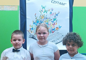 Uczniowie z klasy IB trzymają dyplomy za udział w szkolnym konkursie "Pięknie czytam"