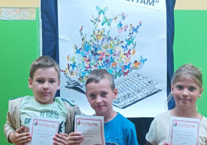 Uczniowie z klasy IC trzymają dyplomy za udział w szkolnym konkursie "Pięknie czytam"
