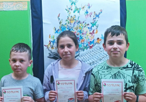 Uczniowie z klasy IIA trzymają dyplomy za udział w szkolnym konkursie "Pięknie czytam"