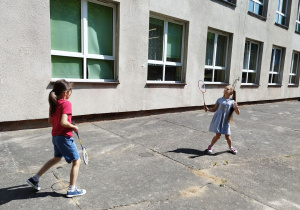 Uczniowie klasy III B grają w kometkę