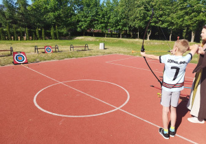 Uczeń klasy III B strzela z łuku.