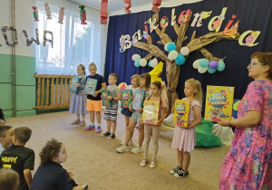 Pani wicedyrektor wręcza upominki od Rady Rodziców dla dzieci w każdej klasie.