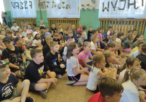 Dzieci dziekują za prezenty.