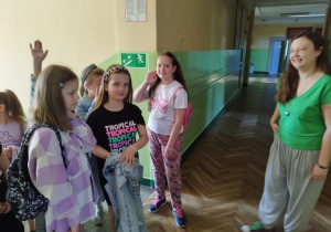 Nauczycielka języka angielskiego wita uczniów w Piątkolandii.