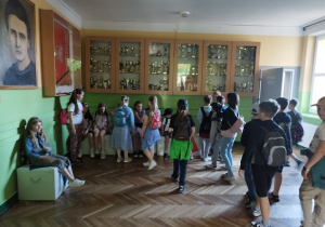 Uczniowie klas III zwiedzają Piątkolandię.