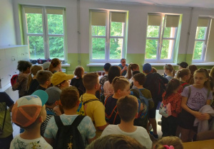 Uczniowie klas III zwiedzają Piątkolandię.