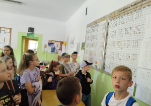 Uczniowie klas III zwiedzają Piątkolandię.