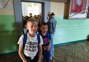 Uczniowie klas III zwiedzają Piątkolandię.
