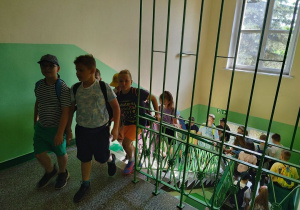 Uczniowie klas III zwiedzają Piątkolandię.