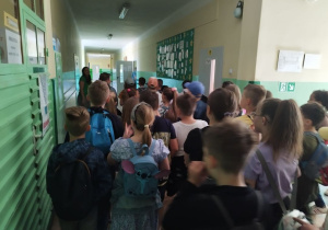 Uczniowie klas III zwiedzają Piątkolandię.