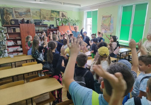 Nauczyciel historii pokazuje pracownię historyczną i zgromadzone tam eksponaty.