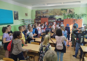 Uczniowie klas III zwiedzają Piątkolandię.