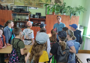 Uczniowie klas III zwiedzają Piątkolandię.