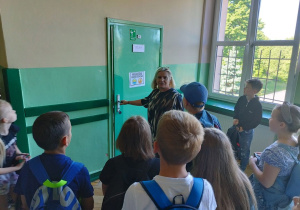 Pani pielęgniarka pokazuje swój gabinet.