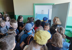 Uczniowie klas III zwiedzają Piątkolandię.