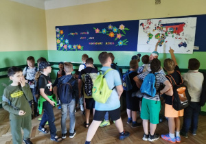 Uczniowie klas III zwiedzają Piątkolandię.