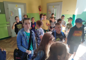 Uczniowie klas III zwiedzają Piątkolandię.