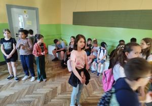 Uczniowie klas III zwiedzają Piątkolandię.
