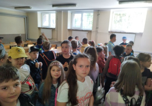 Uczniowie klas III zwiedzają Piątkolandię.