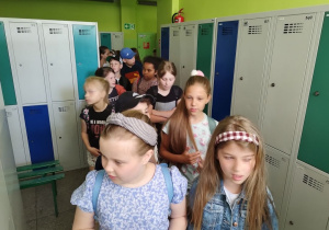 Uczniowie klas III zwiedzają Piątkolandię.