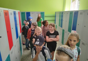 Uczniowie klas III zwiedzają Piątkolandię.
