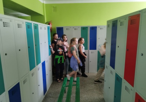Uczniowie klas III zwiedzają Piątkolandię.