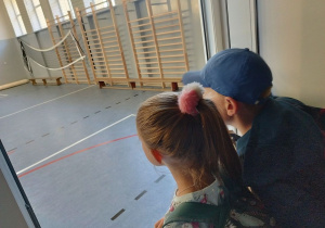 Uczniowie klas III zwiedzają Piątkolandię.