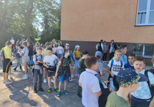 Uczniowie klas III zwiedzają Piątkolandię.