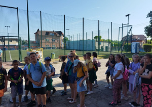 Uczniowie klas III oglądają boisko Piątkolandii.