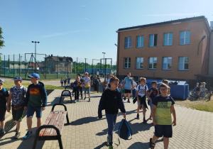 Uczniowie klas III oglądają boisko Piątkolandii.
