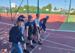 Uczniowie klas III biorą udział w spontanicznym wyścigu.