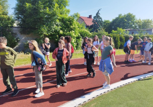 Uczniowie klas III zwiedzają Piątkolandię.